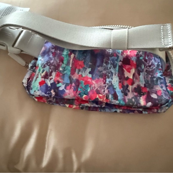 NWT Lululemon belt bag - Picture 3 of 4